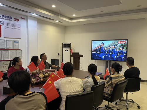 Latest company news about Uma transmissão ao vivo de um desfile militar, um batismo espiritual, New Desheng assistindo ao desfile inspira grande poder